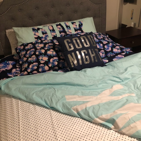 VS PINK • Queen/Full Bed Set - Picture 7 of 8